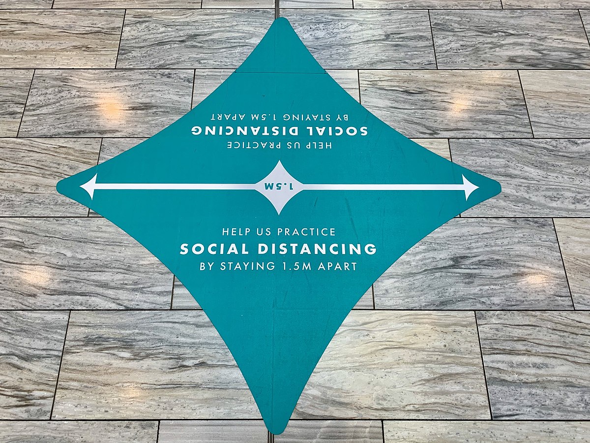 Social_distancing_signs_in_Pacific_Fair_