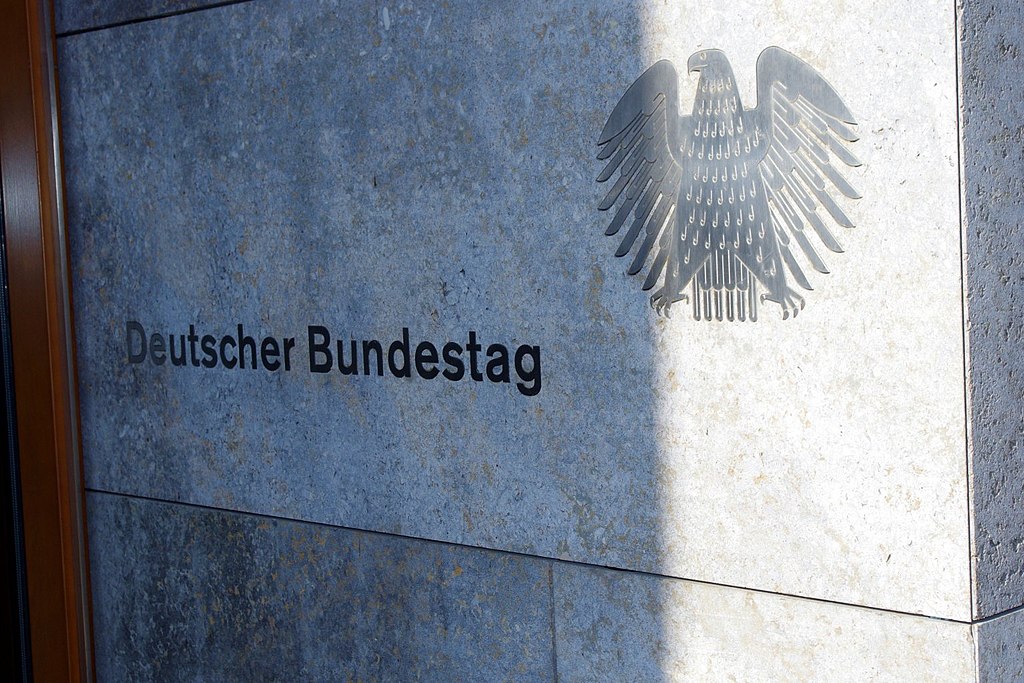 1024px-Deutscher_Bundestag_-_panoramio.j