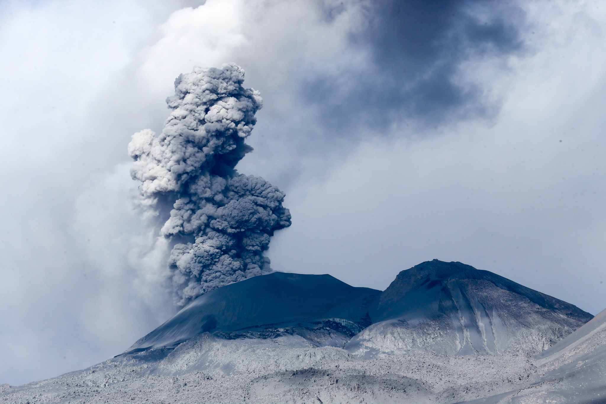 Erupcion_en_el_volcan_Sabancaya_Peru.jpg