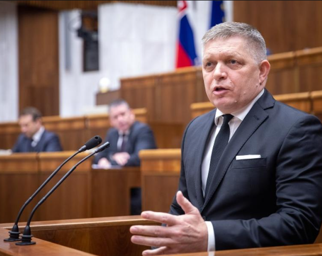 Slowakei-Premierminister thematisiert „Leyen-Pfizer-Verschwörung“