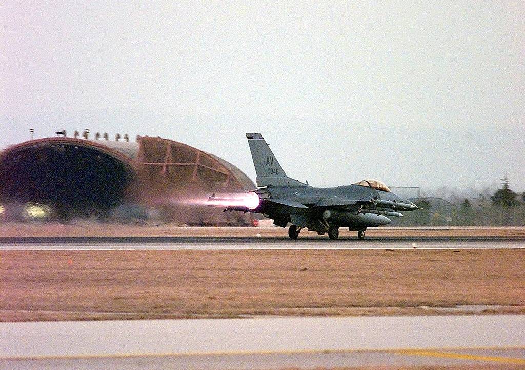 USAF_F-16_Fighting_Falcon_takes_off_from