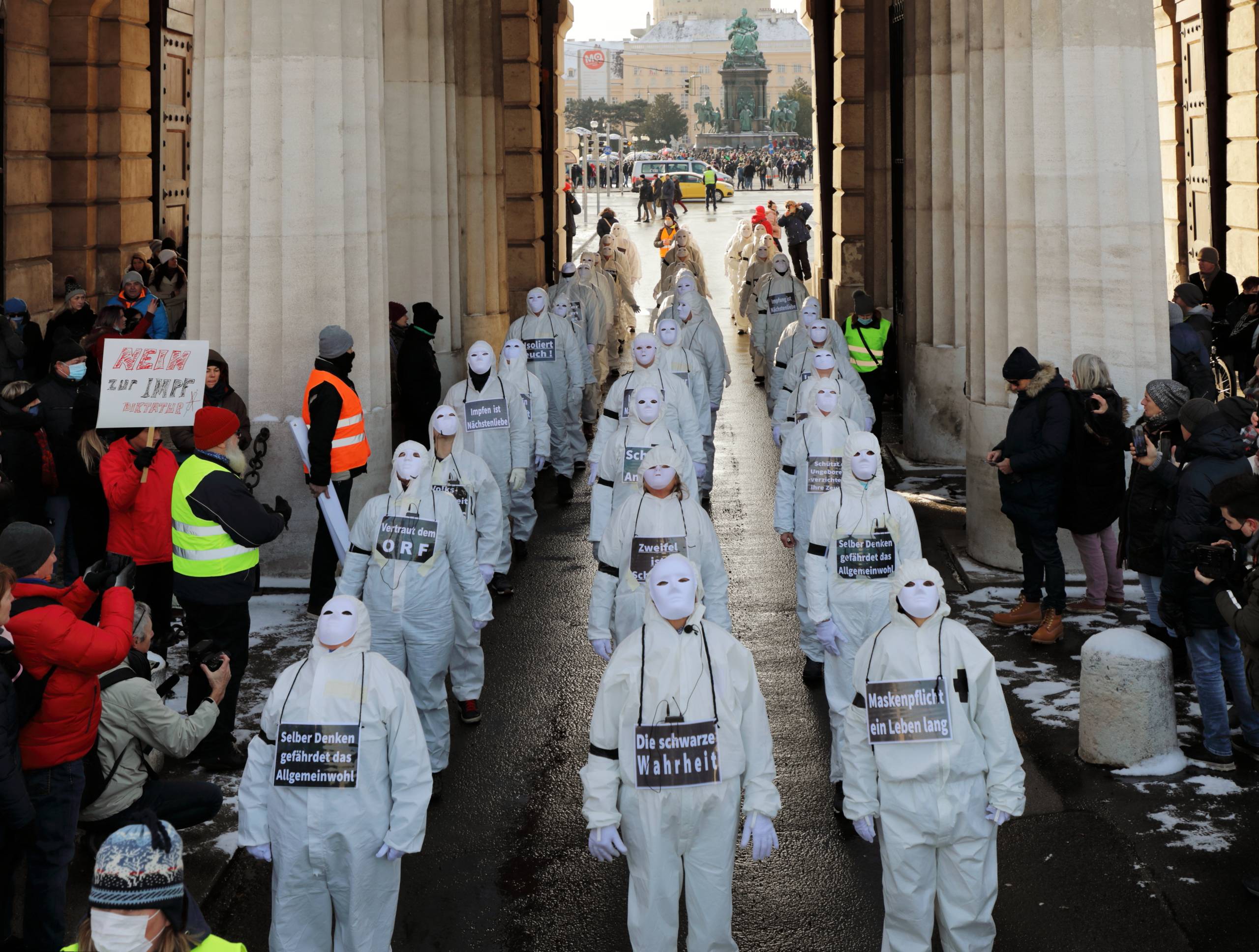 Wien_-_Anti-Corona-Demo_Performance-Grup