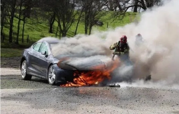 Elektroautos können Tage nach gelöschtem Brand in Flammen aufgehen.