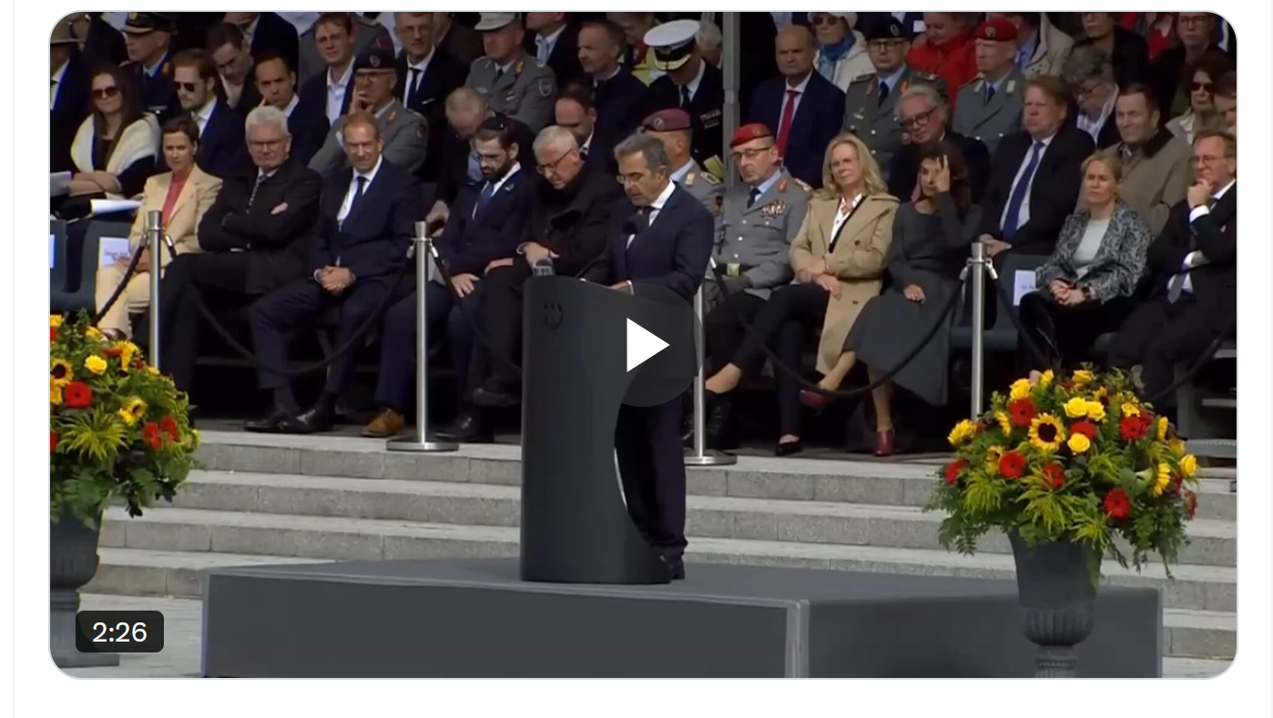 Eine scheinbar revolutionäre Rede bei deutschem Rekrutengelöbnis Eine scheinbar revolutionäre Rede bei deutschem Rekrutengelöbnis